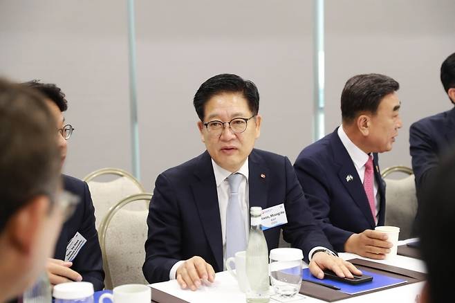 권명호 동서발전 사장이 기업인들과 우즈베키스탄 에너지 사업 추진방안에 대해 이야기하고 있다. 울산시 제공