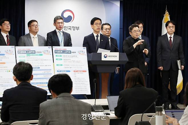 김민재 행정안전부장관 직무대행이 5일 서울 종로구 세종대로 정부서울청사 브리핑실에서 ‘민생회복 소비쿠폰 1차 지급계획’을 발표하고 있다. 행정안전부 제공