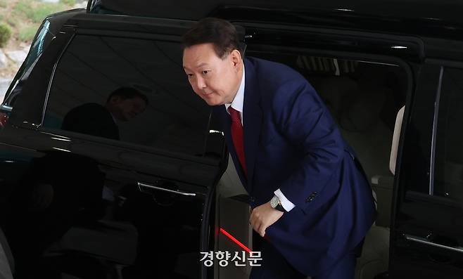 윤석열 전 대통령이 5일 오전 서울 서초구 서울고등검찰청에 마련된 특검사무실에서 12.3 비상계엄 관련 내란 및 외환 사건에 대한 조사를 받기 위해 출석하고 있다. 문재원 기자