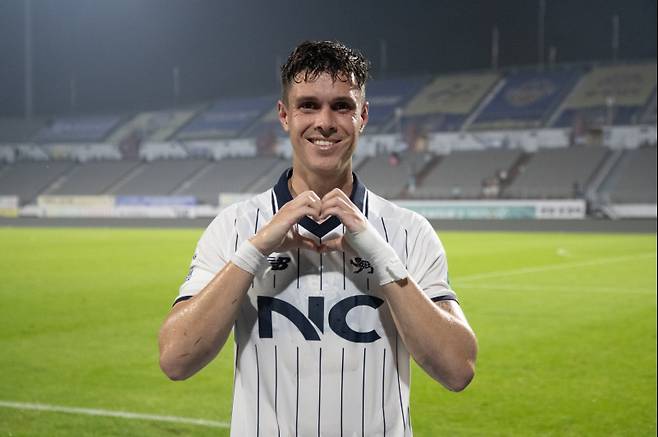 직전 경기에서 동점골을 기록한 후 하트 세레모니를 펼친 ‘새 신랑’ 아이데일. 서울 이랜드 FC 제공