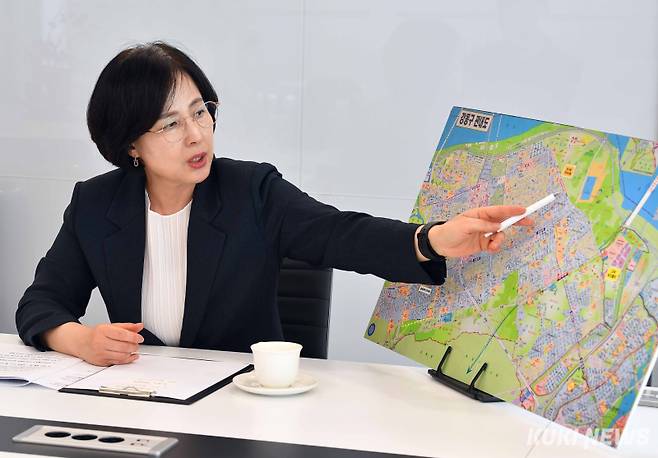 지난달 30일 서울 강동구 고덕비즈밸리에서 만난 이수희 강동구청장. 곽경근 기자