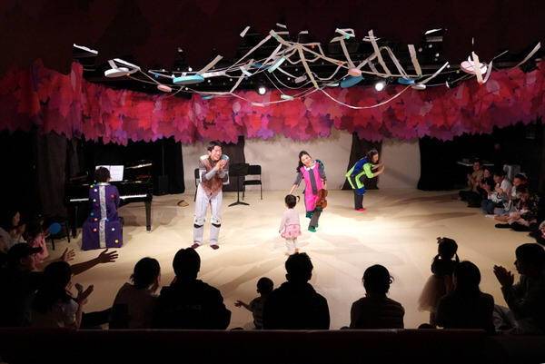 부천문화재단의 아기공연 '쿠웅따 사안책' 공연. 부천문화재단 제공