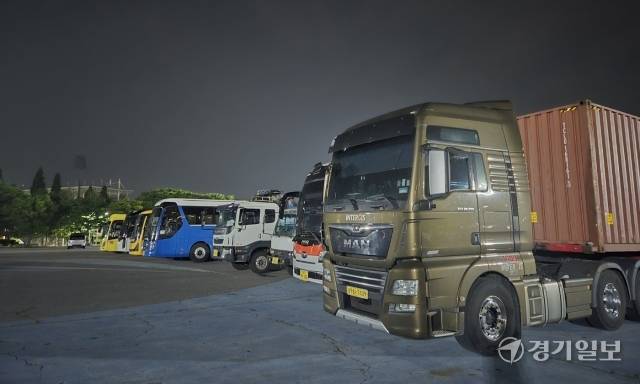 5일 오전0시17분께 인천 미추홀구 문학동 인천 문학경기장 P3 주차장에 대형 화물차와 버스들이 밤샘주차를 하고 있다. 박상후기자