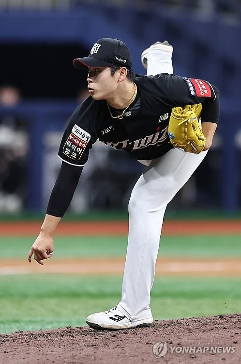 역투하는 kt의 마무리 투수 박영현. 사진[연합뉴스]
