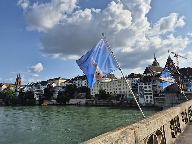 강물이 깨끗해 보이긴 했지만, 수영을 하는 아저씨들이 보여서 충격을 받았다. 다리에는 피오나 배너(Fiona Banner)의 <DISARM FLAGS>가 걸려있다. ⓒ김슬기