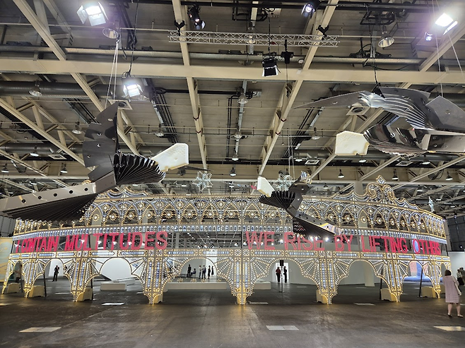 <언리미티드> 입구에 설치된 마리넬라 세나토레의 <We Rise by Lifting Others> ©김슬기