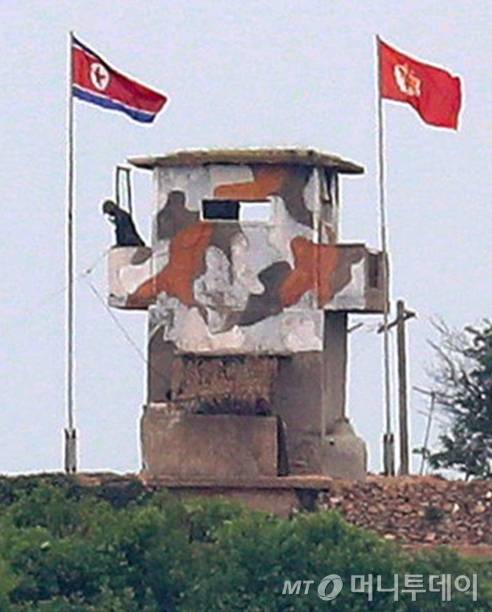 2020년 8월21일 경기 파주 접경지역에서 바라본 북한 초소에 인공기와 최고사령관기가 달려 있는 모습. / 사진=이기범 기자