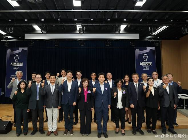 3일 포항지식산업센터 대회의실에서 열린 'WFT25 식품로봇 포럼'에서 이강덕 포항시장(앞줄 오른쪽 5번째), 이기원 월드푸드테크협의회장(앞줄 왼쪽 4번째) 등 관계자들이 화이팅을 외치고 있다. /사진=WFT