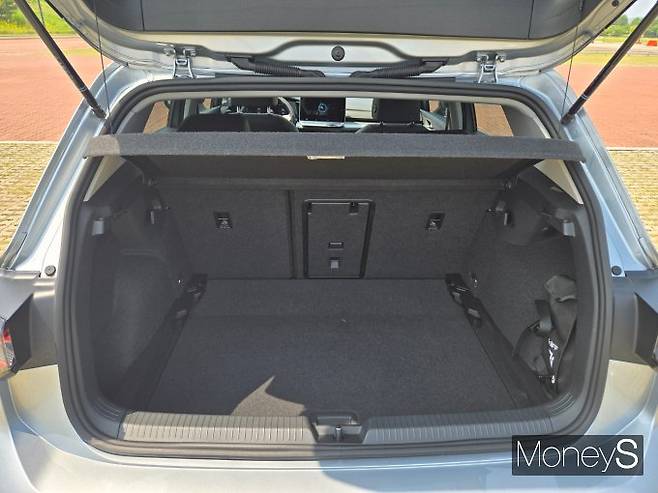 신형 골프의 트렁크는 직접 손으로 여닫는 구조다. /사진=김이재 기자