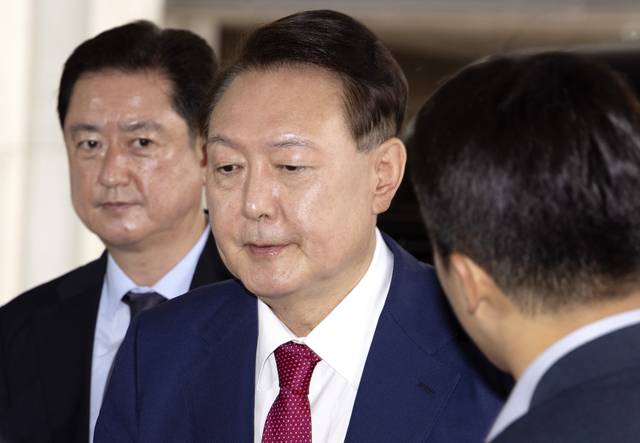 내란 특검 2차 출석하는 윤석열 전 대통령     (서울=연합뉴스) 김도훈 기자 = 윤석열 전 대통령이 5일 내란 특검의 2차 조사를 받기 위해 조은석 특별검사팀 사무실이 있는 서울 서초구 서울고검에 출석하고 있다. 2025.7.5 [공동취재]     superdoo82@yna.co.kr (끝)   <저작권자(c) 연합뉴스, 무단 전재-재배포, AI 학습 및 활용 금지>