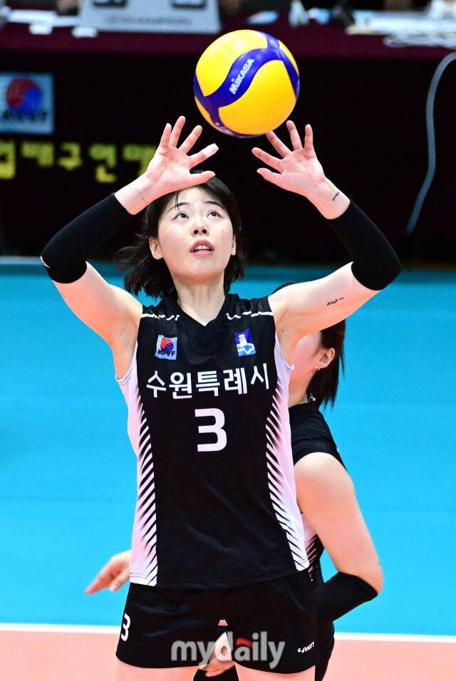 2일 충청북도 단양군체육관에서 '2025 한국실업배구연맹&프로배구퓨처스 챔프전 단양대회', 흥국생명과 수원특례시청의 경기가 열렸다. 수원특례시청 하효림이 토스하고 있다./유진형 기자