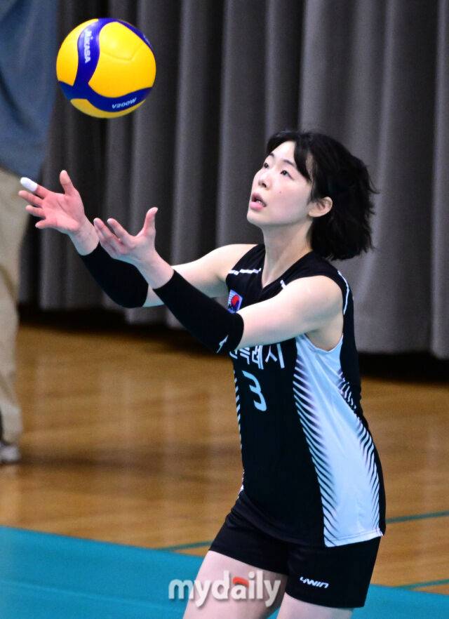 2일 충청북도 단양군체육관에서 '2025 한국실업배구연맹&프로배구퓨처스 챔프전 단양대회', 흥국생명과 수원특례시청의 경기가 열렸다.수원특례시청 하효림이 서브를 넣고 있다./유진형 기자