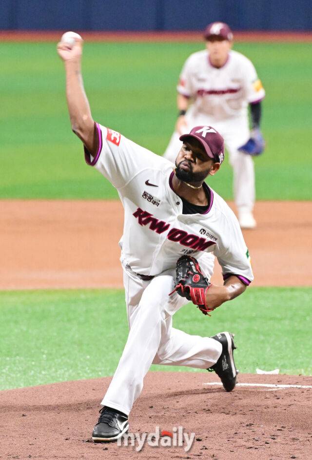 1일 오후 서울 고척스카이돔에서 진행된 '2025 프로야구 KBO리그' 두산-키움의 경기. 키움 선발 알칸타라가 역투를 펼치고 있다./마이데일리