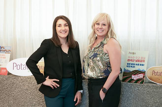 케일라 보걸 미국감자협회 컨슈머 프로그램 책임매니저(왼쪽)와 셸리 올슨 협회 전임 회장. [미국감자협회 제공]