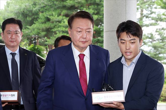 윤석열 전 대통령이 5일 내란 특검의 2차 조사를 받기 위해 조은석 특별검사팀 사무실이 있는 서울 서초구 서울고검에 출석하고 있다. 2025.7.5 [공동취재] <연합뉴스>