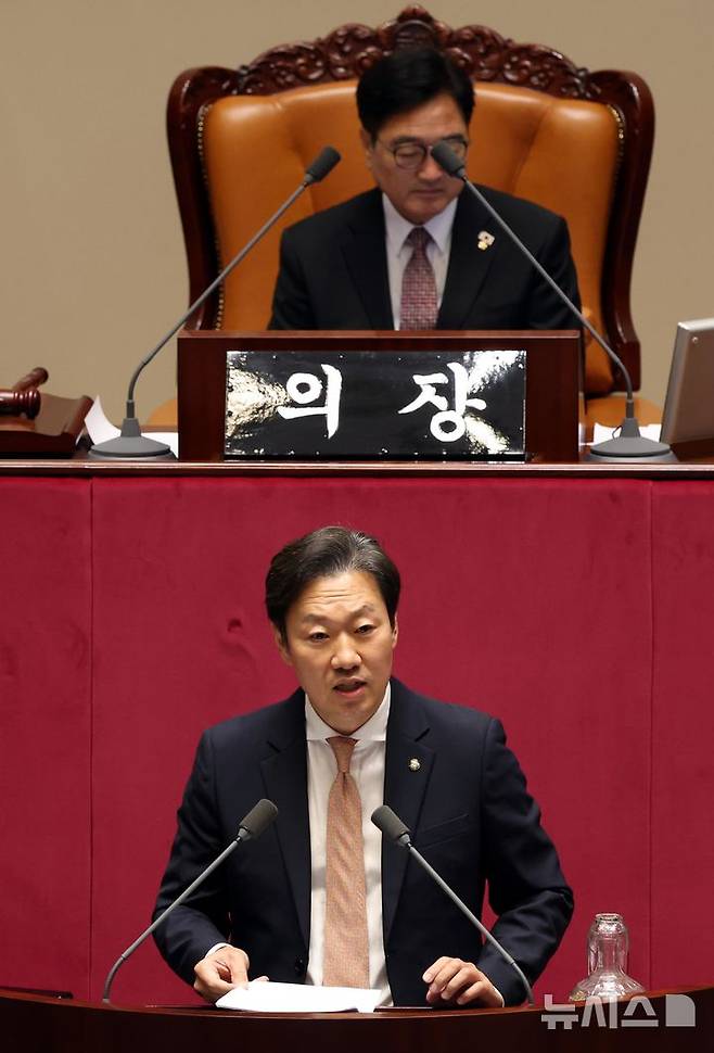 [서울=뉴시스] 조성봉 기자 = 박수민 국민의힘 의원이 4일 오후 서울 여의도 국회에서 열린 제426회 국회(임시회) 제5차 본회의에서 2회 추가경정예산안에 대한 반대토론을 하고 있다. 2025.07.04. suncho21@newsis.com