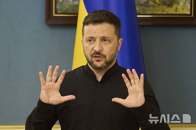 [키이우=AP/뉴시스] 4일(현지 시간) 악시오스, 가디언에 따르면 젤렌스키 대통령은 X(옛 트위터)를 통해 "트럼프 대통령이 우크라이나 상황에 대해 매우 잘 알고 있다"며 "우리는 방공망 확대 가능성을 논의했고, 영공 방어를 강화하기 위해 양국이 협력하기로 합의했다"고 전했다. 사진은 볼로디미르 젤렌스키 우크라이나 대통령이 키이우에서 기자회견하고 있는 모습. 2025.07.05.