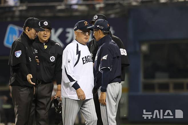 [서울=뉴시스] 김명년 기자 = 28일 서울 송파구 잠실야구장에서 열린 2025 KBO리그 한화 이글스와 LG 트윈스의 경기, 8회말 2사 1,2루 상황 한화 김경문 감독이 LG 박동원의 갑작스러운 타임 요청으로 한화 투수 한승혁이 넘어지자 심판에게 항의하고 있다. 2025.05.28. kmn@newsis.com