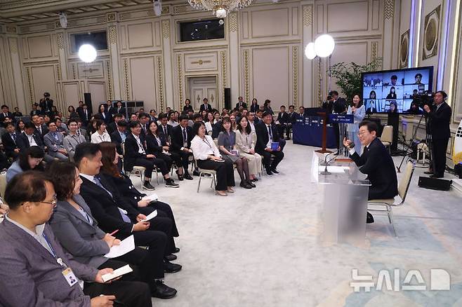 [서울=뉴시스] 고범준 기자 = 이재명 대통령이 3일 청와대 영빈관에서 열린 '대통령의 30일, 언론이 묻고 국민에게 답하다' 기자회견에서 출입기자 질문에 답변하고 있다.  (대통령실통신사진기자단) 2025.07.03. bjko@newsis.com