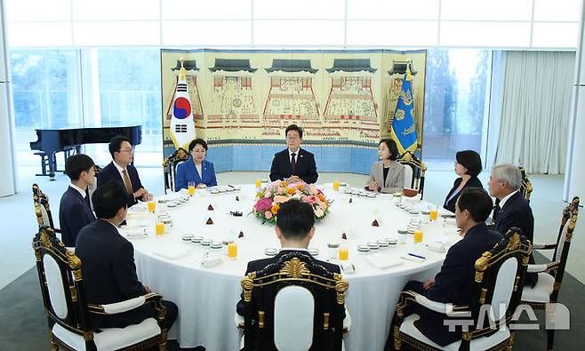 [서울=뉴시스] 최동준 기자 = 이재명 대통령이 3일 서울 한남동 관저에서 국회 비교섭단체 지도부와 오찬회동을 하고 있다. 왼쪽부터 시계방향으로 한창민 사회민주당 당대표, 천하람 개혁신당 당대표권한대행, 김선민 조국혁신당 당대표, 이 대통령, 김재연 진보당 상임대표, 용혜인 기본소득당 당대표, 서왕진 조국혁신당 원내대표, 우상호 정무수석, 강훈식 비서실장, 윤종오 진보당 원내대표. 2025.07.03. photocdj@newsis.com