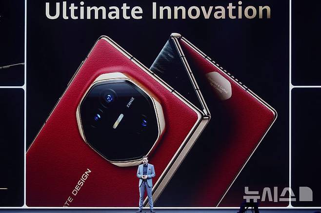 [쿠알라룸프=AP/뉴시스] 중국 최대 통신장비 제조업체 화웨이가 세계 최초 두 번 접히는 트리플 폴더블(3단폰)을 해외 시장에서 판매하기 시작했다. 18일(현지 시간)화웨이 제품 책임자 안드레아스 짐머가  말레이시아 쿠알라룸프에서 화웨이 트리플 폴더블 ‘메이트XT’에 대해 소개하는 모습. 2025.02.19