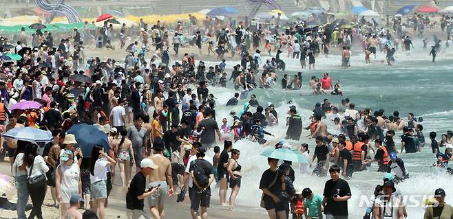[부산=뉴시스] 하경민 기자 = 지난해 7월 28일 부산 해운대구 해운대해수욕장을 찾은 시민과 관광객들이 물놀이를 즐기고 있다. 2024.07.28. yulnetphoto@newsis.com