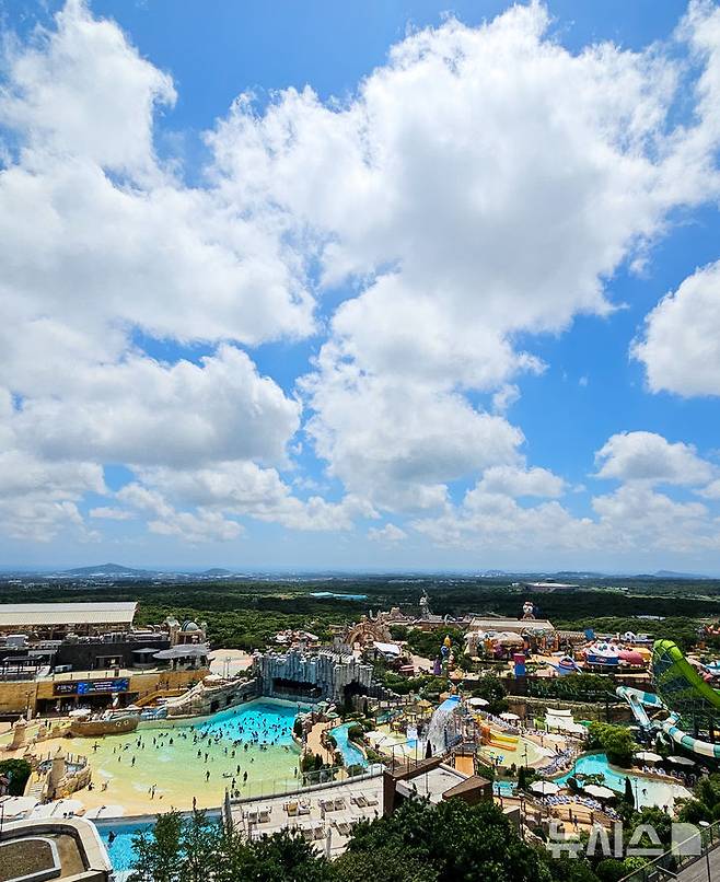 [서귀포=뉴시스] 우장호 기자 = 폭염이 기승을 부리는 5일 오후 서귀포시 안덕면 제주신화월드 워터파크를 찾은 피서객들이 물놀이를 하며 더위를 식히고 있다. 2025.07.05. woo1223@newsis.com