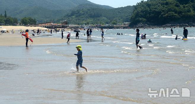 [부안=뉴시스] 김얼 기자 = 연일 무더위가 기승을 부리고 있는 5일 전북 부안군 변산해수욕장을 찾은 시민들이 물놀이를 하며 더위를 식히고 있다. 2025.07.05. pmkeul@newsis.com