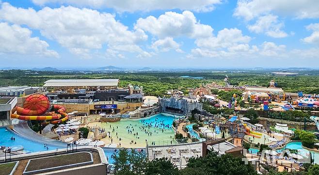 [서귀포=뉴시스] 우장호 기자 = 폭염이 기승을 부리는 5일 오후 서귀포시 안덕면 제주신화월드 워터파크를 찾은 피서객들이 물놀이를 하며 더위를 식히고 있다. 2025.07.05. woo1223@newsis.com