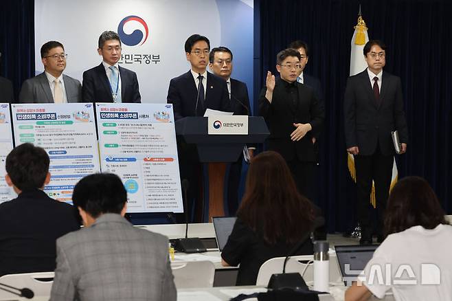 [서울=뉴시스] 배훈식 기자 = 김민재 행정안전부 장관 직무대행이 5일 오전 서울 종로구 정부서울청사에서 민생회복지원금 지급방안을 발표하고 있다. 2025.07.05. dahora83@newsis.com