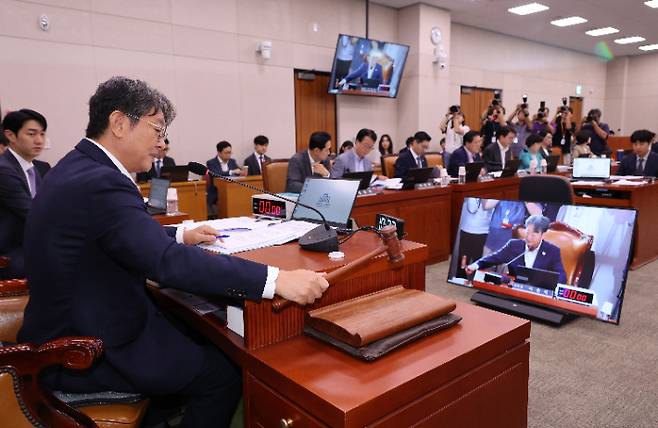3일 서울 여의도 국회에서 열린 법제사법위원회 전체회의에서 더불어민주당 소속 이춘석 위원장이 의사봉을 두드리고 있다. 연합뉴스
