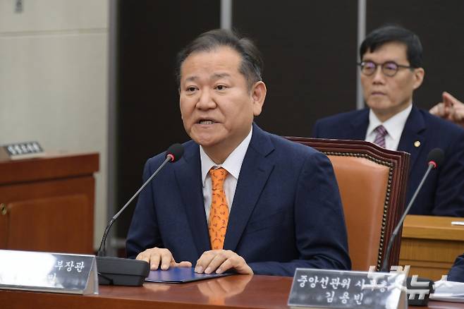 4일 서울 여의도 국회에서 열린 '윤석열 정부의 비상계엄 선포를 통한 내란 혐의 진상규명 국정조사 특별위원회' 청문회에서 이상민 전 행정안전부 장관(왼쪽)이 증언을 거부하고 있다. 윤창원 기자