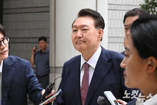 윤석열 전 대통령이 3일 서울 서초구 서울중앙지방법원에서 열린 내란 우두머리 혐의·직권남용 권리행사 방해 혐의 사건 9차 공판에 출석하고 있다. 류영주 기자