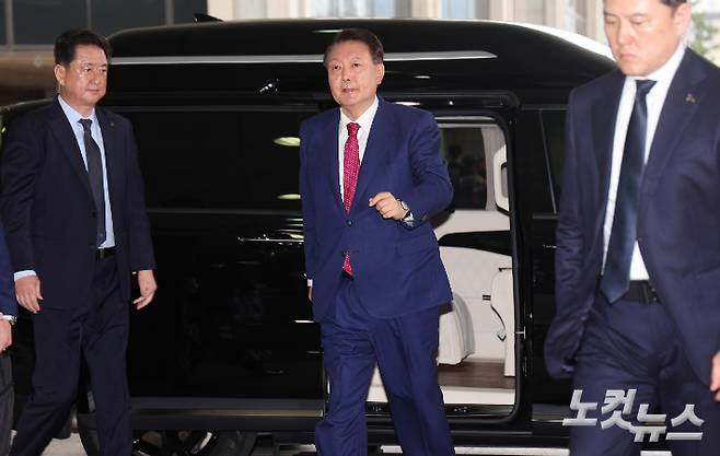 윤석열 전 대통령이 5일 오전 서울 서초구 서울고검 청사에 마련된 내란특검에 2차 소환 조사에 출석하고 있다. 당초 윤 전 대통령은 특검팀이 오전 9시까지 출석해달라고 통보하자, 오전 10시에 출석하겠다며 조율을 시도했다가 거부됐다. 박종민 기자