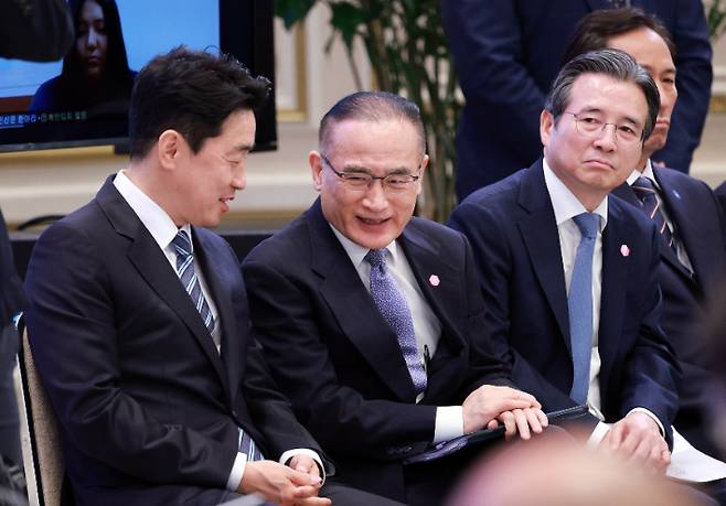 강훈식 비서실장과 위성락 국가안보실장이 3일 청와대 영빈관에서 열린 '대통령의 30일, 언론이 묻고 국민에게 답하다' 기자회견에서 대화하고 있다. 연합뉴스