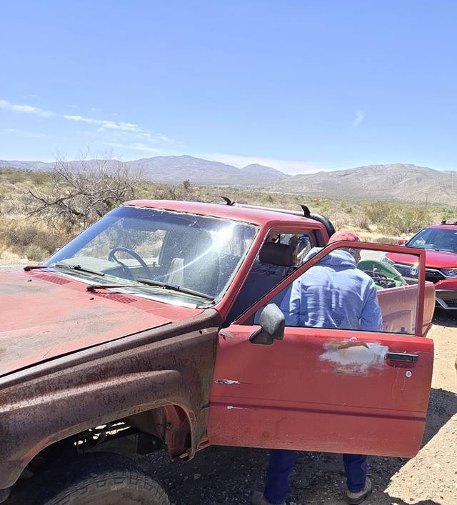 우리의 첫 히치하이킹에 사용된 차. 움직이는 게 신기할만큼 낡은 차였지만 이마저도 재미있고 흥미진진했다.