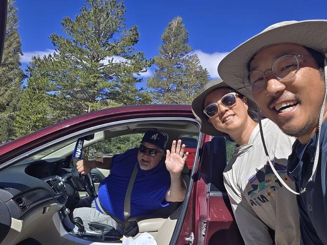 샘과의 기념사진. 그는 오전에 이미 한 번 이곳에서 시간을 보낸 뒤 귀가했으나, 우리를 위해 두 번째 방문을 했다고.