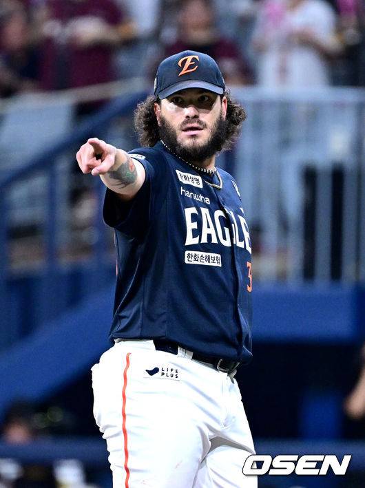 [OSEN=고척, 최규한 기자] 4일 서울 고척스카이돔에서 ‘2025 신한 SOL Bank KBO리그’ 키움 히어로즈와 한화 이글스의 경기가 열렸다.홈팀 키움은 라울 알칸타라, 방문팀 한화는 코디 폰세를 선발로 내세웠다.4회말 2사 주자없는 상황 한화 선발 폰세가 키움 어준서의 스윙 여부를 확인하고 있다. 2025.07.04 / dreamer@osen.co.kr