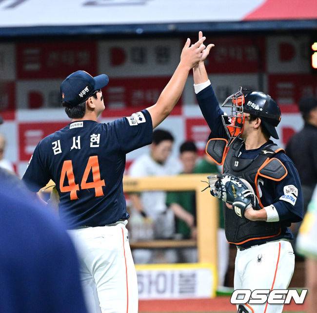 [OSEN=고척, 최규한 기자] 프로야구 한화 이글스가 치열한 에이스 선발 맞대결에서 승리를 거뒀다.&nbsp;한화는 4일 서울 고척스카이돔에서 열린 ‘2025 신한은행 SOL Bank KBO리그’ 키움 히어로즈와의 경기에서 2-1로 승리했다.&nbsp;선발투수 코디 폰세는 7이닝 5피안타 1볼넷 11탈삼진 1실점으로 호투했지만 승패없이 물러났다. 노시환은 시즌 16호 홈런을 쏘아올리며 결승타의 주인공이 됐다. 9회말 마운드에 올라 세이브를 거둔 한화 투수 김서현과 포수 최재훈이 기뻐하고 있다. 2025.07.04 / dreamer@osen.co.kr