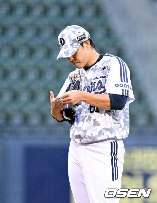 [OSEN=잠실, 최규한 기자] 24일 서울 잠실야구장에서 ‘2025 신한 SOL Bank KBO리그’ 두산 베어스와 SSG 랜더스의 경기가 열렸다.홈팀 두산은 최원준, 방문팀 SSG은 미치 화이트를 선발로 내세웠다.3회초 무사 SSG 정준재 타석 때 두산 선발 최원준이 손가락에 불편함을 느끼고 있다. 이후 부상으로 강판. 2025.06.24 / dreamer@osen.co.kr