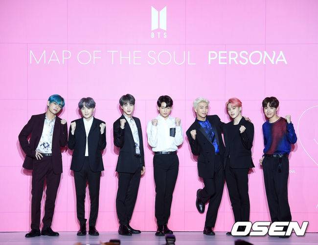 [OSEN=지형준 기자] 17일 오전 서울 동대문디자인플라자에서 그룹 방탄소년단(BTS) 앨범 ‘MAP OF THE SOUL : PERSONA’ 발매 기념 글로벌 기자간담회가 진행됐다.방탄소년단의 새 앨범 ‘MAP OF THE SOUL : PERSONA’는 방탄소년단의 새로운 연작인 ‘MAP OF THE SOUL’의 포문을 여는 첫 앨범이다. 지금의 위치에 오를 수 있게 해준 전 세계 팬들에게 전하고 싶은 솔직한 이야기를 담았다.지난 12일 컴백한 방탄소년단(BTS)은 일본과 영국에 이어 일본 오리콘 차트에서도 1위를 차지했다. 일본 오리콘은 오늘(17일) “BTS의 새 앨범 ‘맵 오브 더 솔: 페르소나’(MAP OF THE SOUL:PERSONA)가 일본에서 판매 첫 주(4월 22일자) 디지털 앨범 랭킹 1위에 올랐다”고 밝혔다. 방탄소년단이 포즈를 취하고 있다. /jpnews@osen.co.kr
