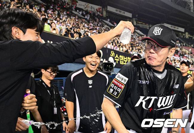 [OSEN=잠실, 지형준 기자] KT 위즈 이강철 감독이 개인 통산 500승을 달성했다.KT는 4일 서울 잠실구장에서 열린 2025 신한 SOL Bank KBO리그 두산 베어스와의 원정 경기에서 6-3 승리를 거뒀다. 오원석은 이날 선발 등판, 6이닝 4피안타 2볼넷 5탈삼진 1실점 퀄리티 스타트로 데뷔 첫 10승 고지를 밟았다. 경기를 마치고 KT 고영표가 이강철 감독에게 물을 뿌리며 통산 500승 달성을 축하해주고 있다. 2025.07.04 /jpnews@osen.co.kr