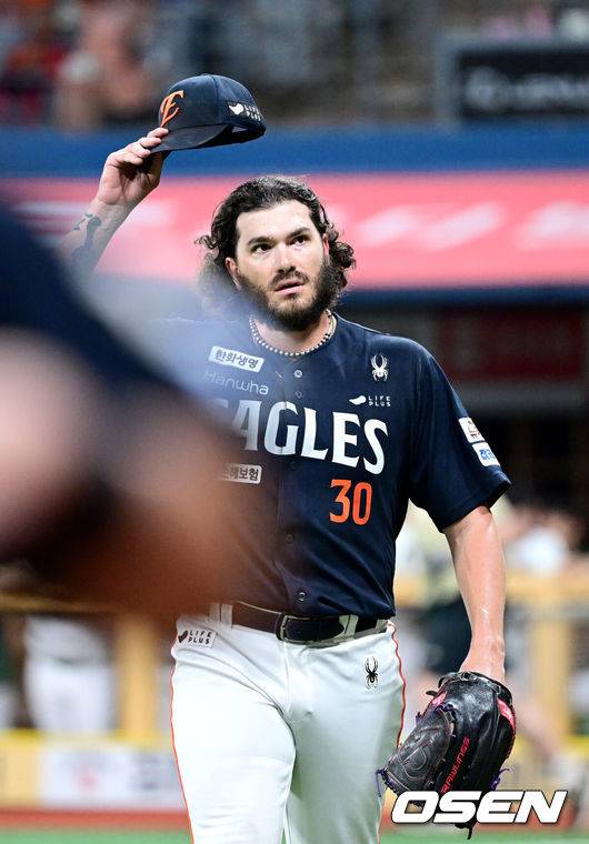 [OSEN=고척, 최규한 기자] 4일 서울 고척스카이돔에서 ‘2025 신한 SOL Bank KBO리그’ 키움 히어로즈와 한화 이글스의 경기가 열렸다.홈팀 키움은 라울 알칸타라, 방문팀 한화는 코디 폰세를 선발로 내세웠다.7회말 키움 공격을 삼자범퇴로 막아낸 한화 선발 폰세가 더그아웃으로 향하며 팬들의 환호에 답하고 있다. 2025.07.04 / dreamer@osen.co.kr