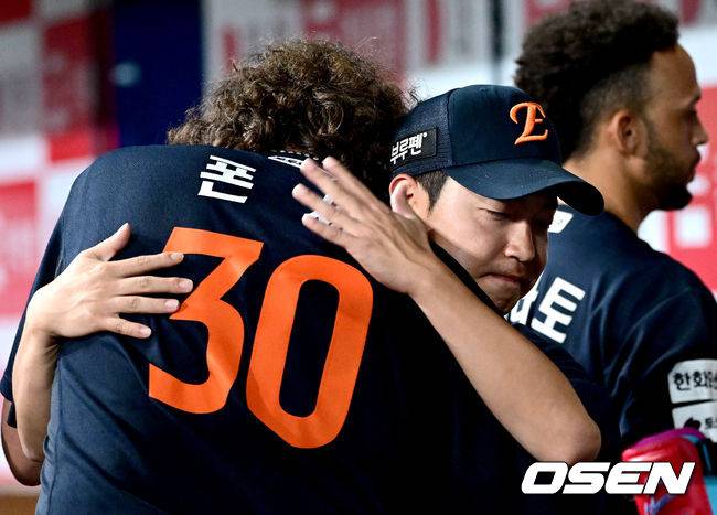 통역 김지환 씨와 뜨겁게 포옹하는 폰세.