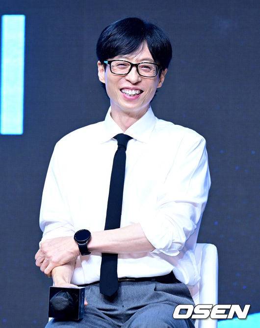 [OSEN=지형준 기자] 6일 오전 서울 여의도 콘래드 서울 호텔에서 디즈니+ 오리지널 예능 ‘더 존: 버텨야 산다 시즌3’ 제작발표회가 열렸다.‘더 존: 버텨야 산다 시즌3’는 오직 4시간, 끝없는 AI의 공격부터 내 집 마련 전세 대출금 갚기, 선을 넘지 않고 버티기 등 극한의 현실공감 미션을 버티기 위해 더 강력하게 돌아온 ‘존버즈’ 유재석, 권유리, 김동현, 덱스의 ‘도파민 ON’ 버라이어티. 오는 7일 공개된다.&nbsp;유재석이 간담회를 하고 있다. 2024.08.06 / jpnews@osen.co.kr