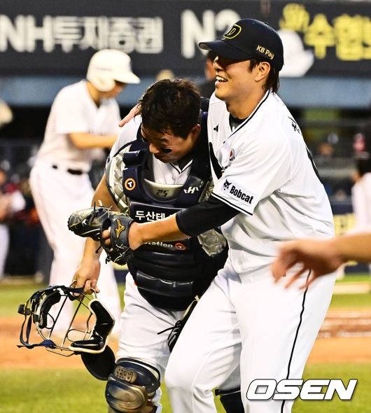 [OSEN=잠실, 지형준 기자] 5일 오후 서울 잠실구장에서 ‘2025 신한 SOL Bank KBO리그’ 두산 베어스와 KT 위즈의 경기가 열렸다.두산은 최원준, KT는 쿠에바스를 선발로 내세웠다.6회초 수비를 마친 두산 최원준이 양의지와 기뻐하고 있다. 2025.07.05 /jpnews@osen.co.kr