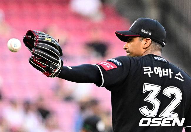 [OSEN=잠실, 지형준 기자] 5일 오후 서울 잠실구장에서 ‘2025 신한 SOL Bank KBO리그’ 두산 베어스와 KT 위즈의 경기가 열렸다.두산은 최원준, KT는 쿠에바스를 선발로 내세웠다.4회말 KT 쿠에바스가 역투하고 있다. 2025.07.05 /jpnews@osen.co.kr