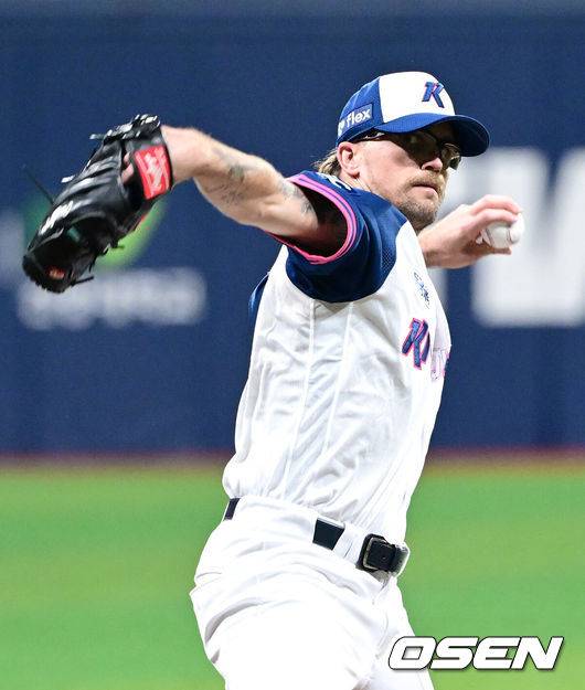 [OSEN=고척, 최규한 기자] 5일 서울 고척스카이돔에서 ‘2025 신한 SOL Bank KBO리그’ 키움 히어로즈와 한화 이글스의 경기가 열렸다.홈팀 키움은 라클란 웰스, 방문팀 한화는 류현진을 선발로 내세웠다.1회초 키움 선발 웰스가 힘차게 공을 뿌리고 있다. 2025.07.05 / dreamer@osen.co.kr