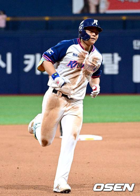 [OSEN=고척, 최규한 기자] 5일 서울 고척스카이돔에서 ‘2025 신한 SOL Bank KBO리그’ 키움 히어로즈와 한화 이글스의 경기가 열렸다.홈팀 키움은 라클란 웰스, 방문팀 한화는 류현진을 선발로 내세웠다.8회말 2사 주자없는 상황 키움 어준서가 동점 우월 솔로포를 날리고 그라운드를 돌고 있다. 2025.07.05 / dreamer@osen.co.kr