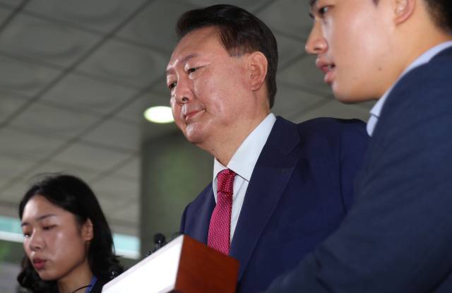 ▲윤석열 전 대통령이 5일 내란 특검의 2차 조사를 받기 위해 조은석 특별검사팀 사무실이 있는 서울 서초구 서울고검에 출석하고 있다. ⓒ연합뉴스